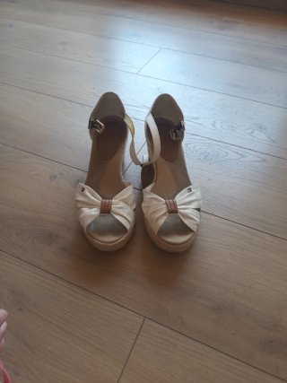Sandalias cuña beige con lazo