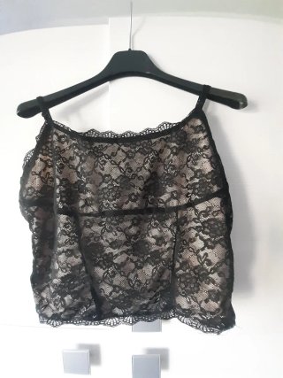 Top in pizzo con sottoveste beige