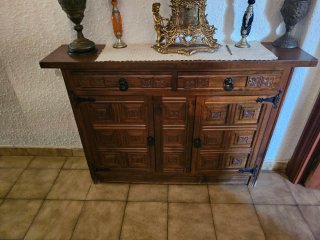 Taquillón de madera con detalles dorados