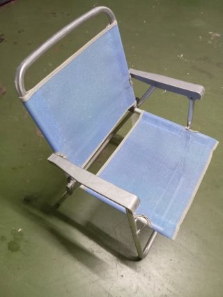 Silla de playa plegable azul y plateada