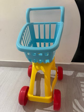 Carrito de compra de juguete azul y amarillo