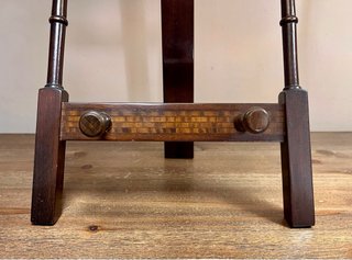 Antiguo atril modernista de sobremesa en madera