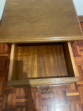 Mesita de noche de madera. Recogida en mano