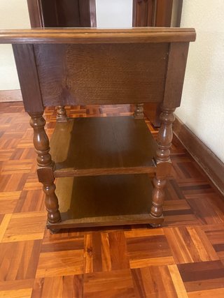 Mesita de noche de madera. Recogida en mano
