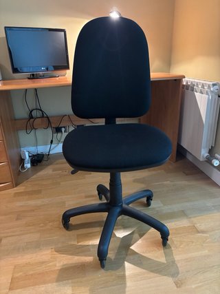 Scrivania in legno massello con cassetti