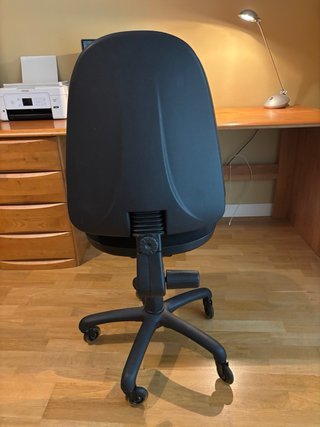 Scrivania in legno massello con cassetti