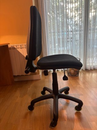Scrivania in legno massello con cassetti