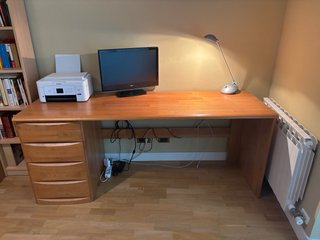 Scrivania in legno massello con cassetti