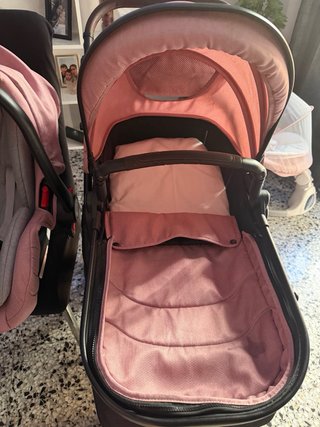 Cochecito de bebé negro y rosa