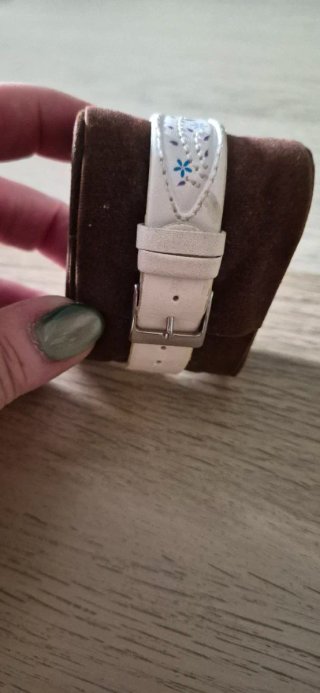Reloj de pulsera plateado y blanco