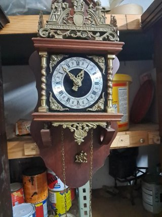 Reloj de pared antiguo decorativo