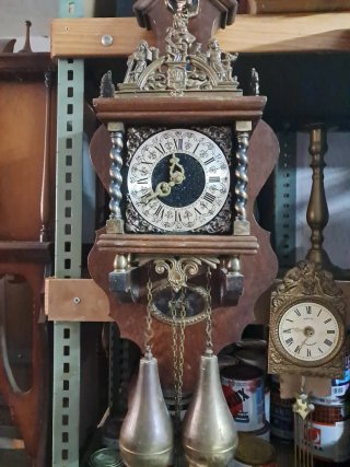 Reloj de pared antiguo decorativo