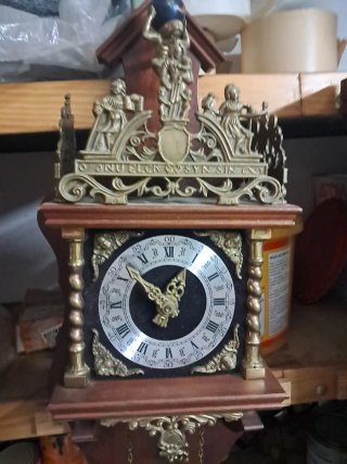 Reloj de pared antiguo decorativo