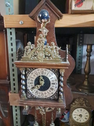 Reloj de pared antiguo decorativo