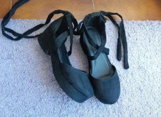 Zapatos negros con tiras
