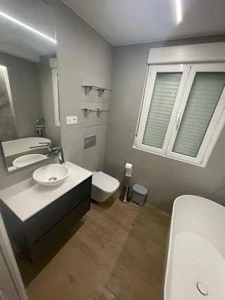 Baño moderno con ducha y lavabo
