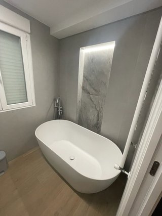 Baño moderno con ducha y lavabo