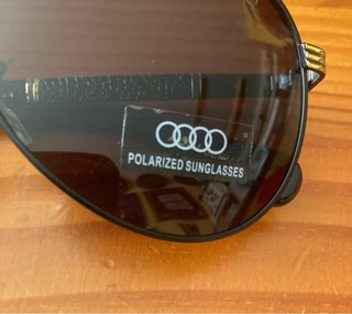 Gafas de sol polarizadas Audi negras y doradas