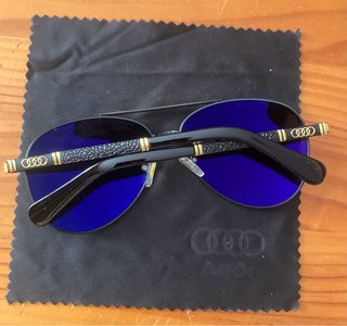 Gafas de sol polarizadas Audi negras y doradas