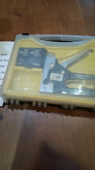 Grapadora Powerfix con grapas