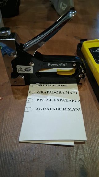 Grapadora Powerfix con grapas