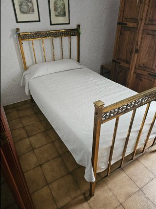 Cama individual dorada