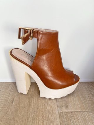 Botas de tacón abiertas marrones