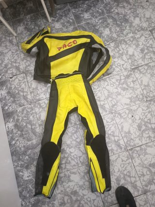 Traje de moto deportivo gris y amarillo