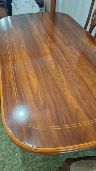 Mesa y 6 sillas de madera