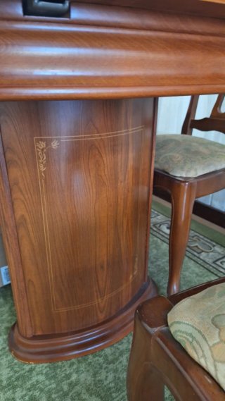 Mesa y 6 sillas de madera