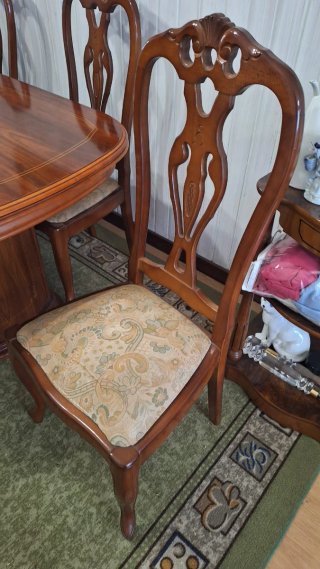 Mesa y 6 sillas de madera