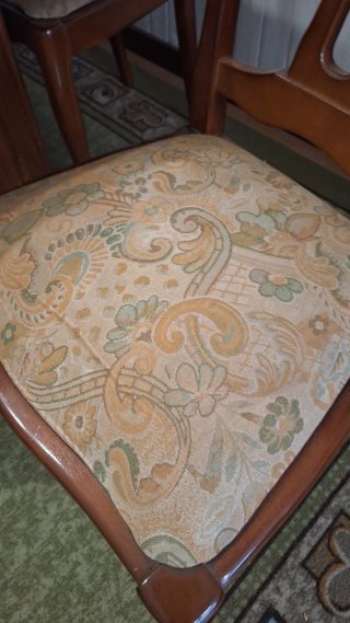 Mesa y 6 sillas de madera