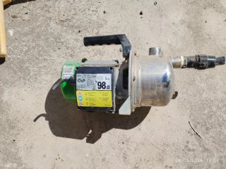 Bomba de agua para riego usada