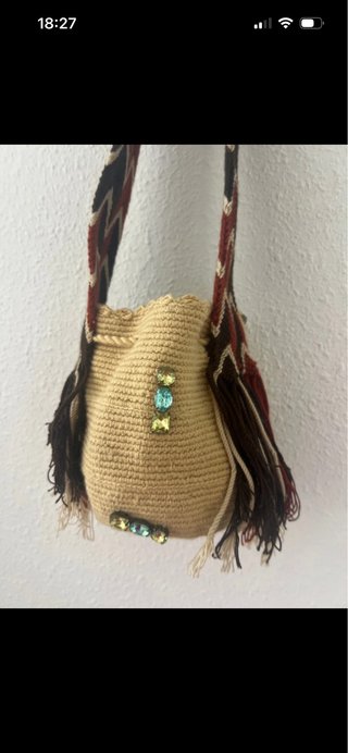 Bolso Wayuu tejido beige con adornos