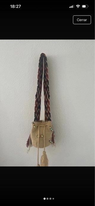 Bolso Wayuu tejido beige con adornos