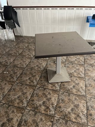 Silla negra para bar y mesas