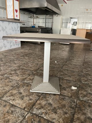 Silla negra para bar y mesas