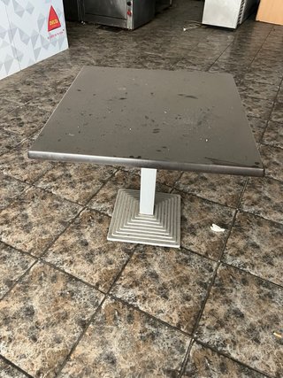 Silla negra para bar y mesas