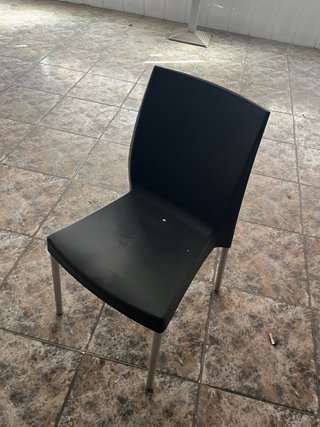 Silla negra para bar y mesas
