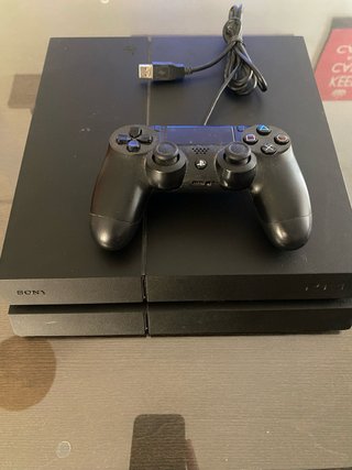 PS4 (PlayStation 4) con mando.