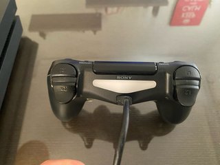 PS4 (PlayStation 4) con mando.