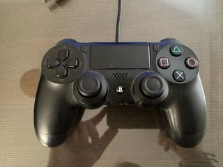 PS4 (PlayStation 4) con mando.