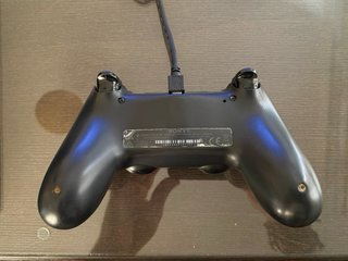 PS4 (PlayStation 4) con mando.