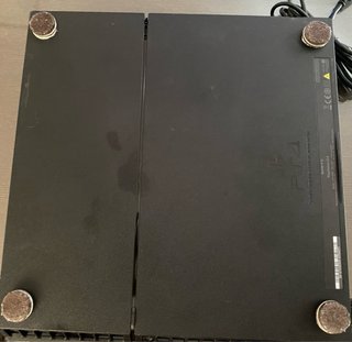 PS4 (PlayStation 4) con mando.