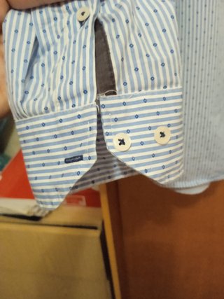 Camisa azul con coderas