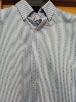 Camisa azul con coderas