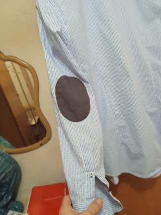 Camisa azul con coderas