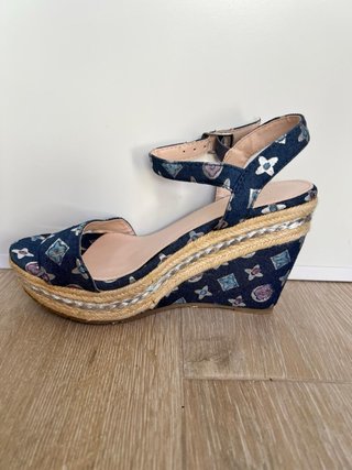Sandalias de cuña con estampado