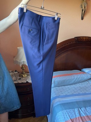 Traje azul de graduación con corbata