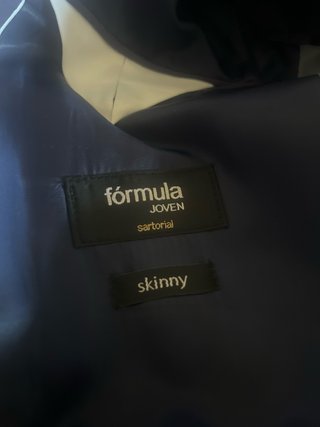 Traje azul de graduación con corbata